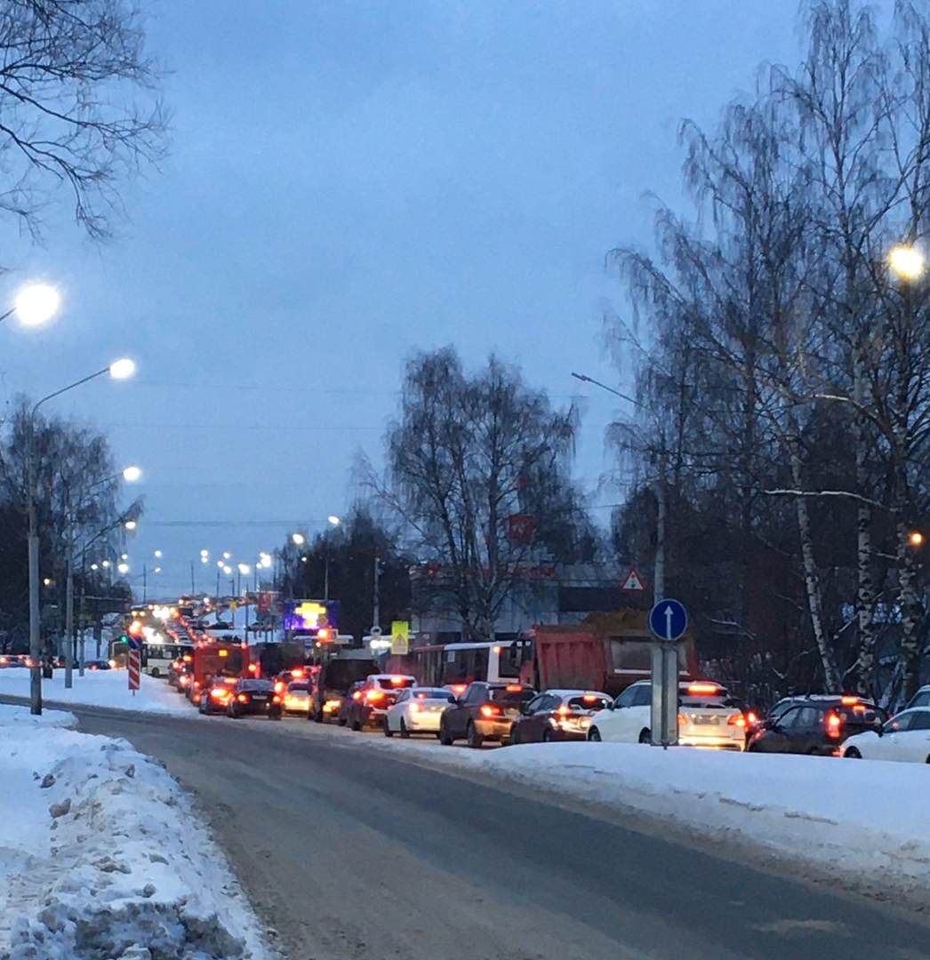 Жители Заволжского района Ярославля встали в пробки из-за аварии на Октябрьском мосту