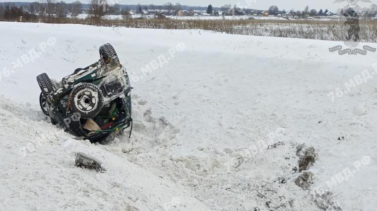 В Ярославской области автомобиль вылетел в кювет и перевернулся: пострадала пассажирка