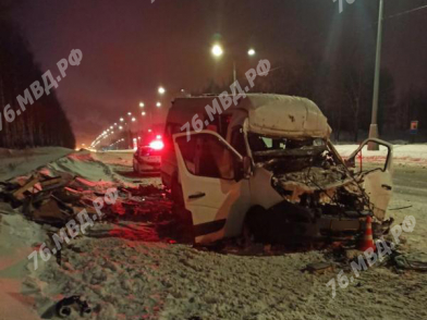 В результате столкновения грузовика с микроавтобусом в Ярославской области пострадали три человека