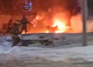 В центре Ярославля сгорели два автомобиля: в сети появилось видео пожара