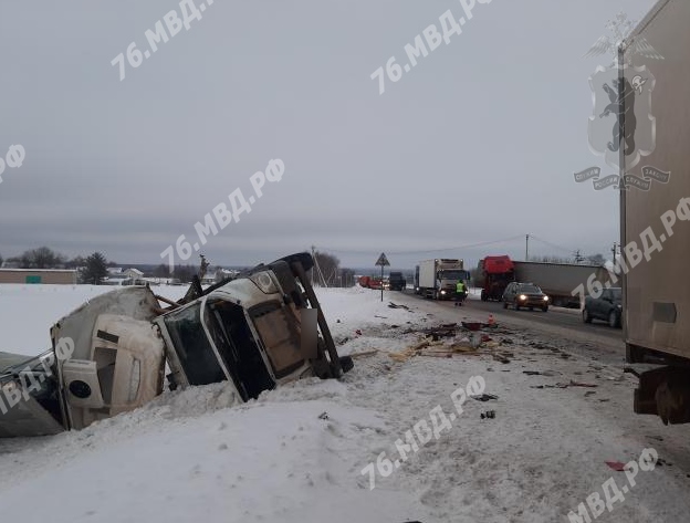 Водителя выбросило под колеса встречной фуры: в массовом ДТП с грузовиками в Ярославской области пострадал архангелогородец