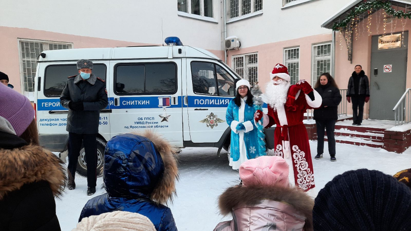 В Ярославской области полицейский Дед Мороз поздравляет детей с новогодними праздниками