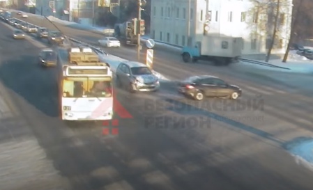 В сети появилось видео, как троллейбус врезался в иномарку и вылетел в сугроб в Ярославле