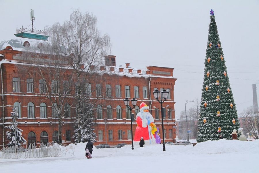 В Рыбинске на площади Дерунова появился шестиметровый Дед Мороз