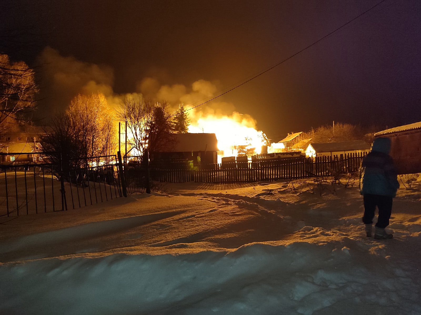В Ярославской области перед Новым годом в поселке сгорел дом: погиб человек