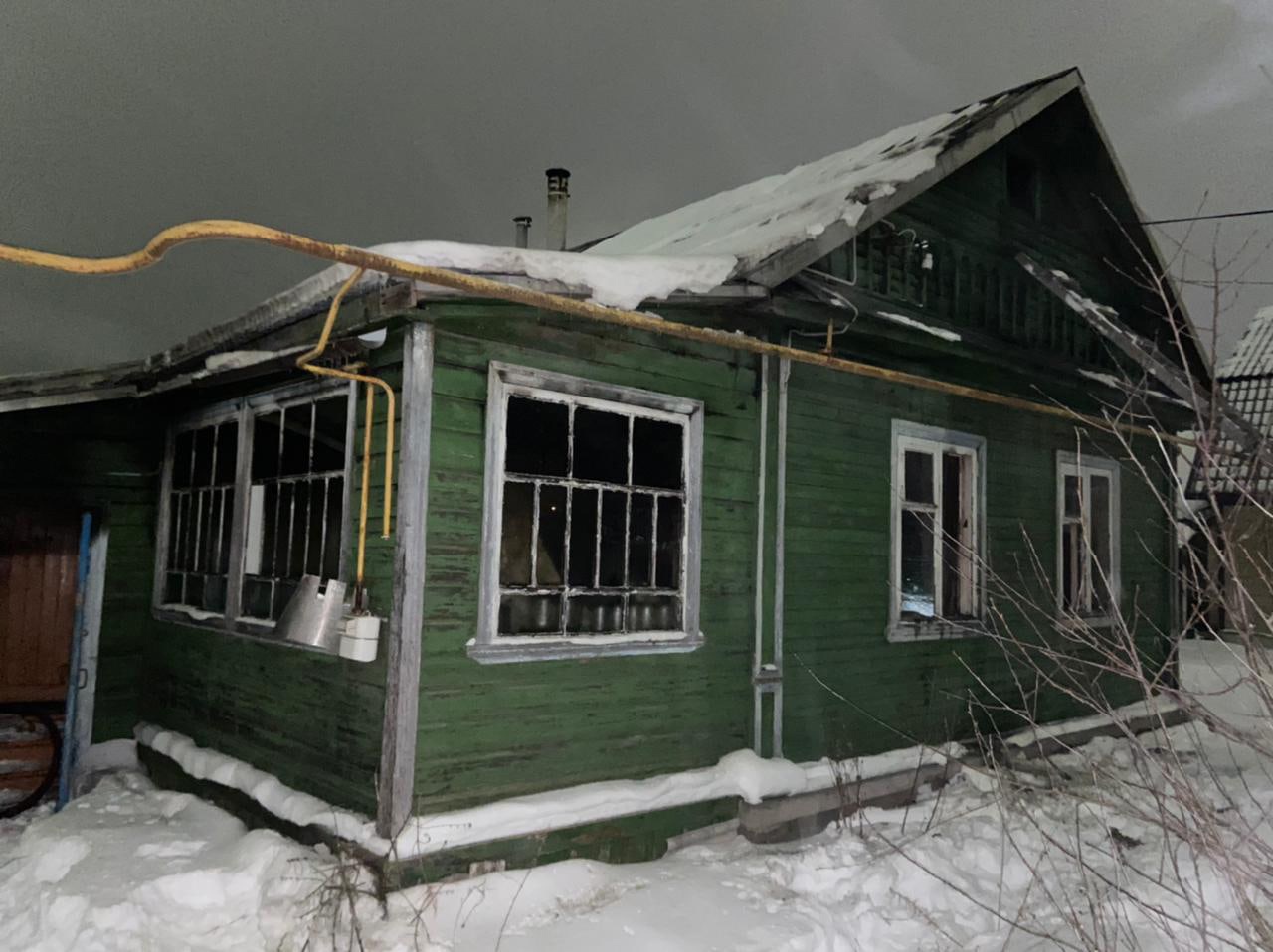 При пожаре в жилом доме в Ярославской области погибли два человека