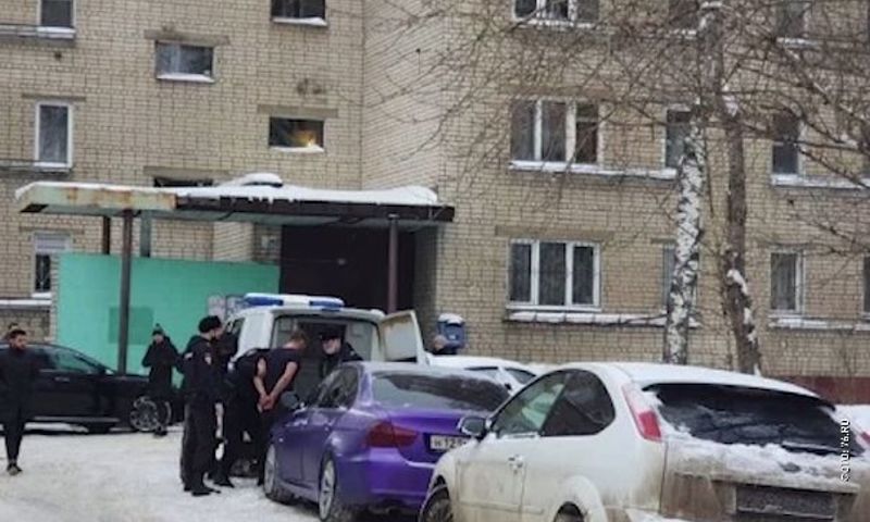 В подъезде жилого дома в Ярославле нашли труп женщины с перерезанным горлом: по подозрению в убийстве задержали ее сына