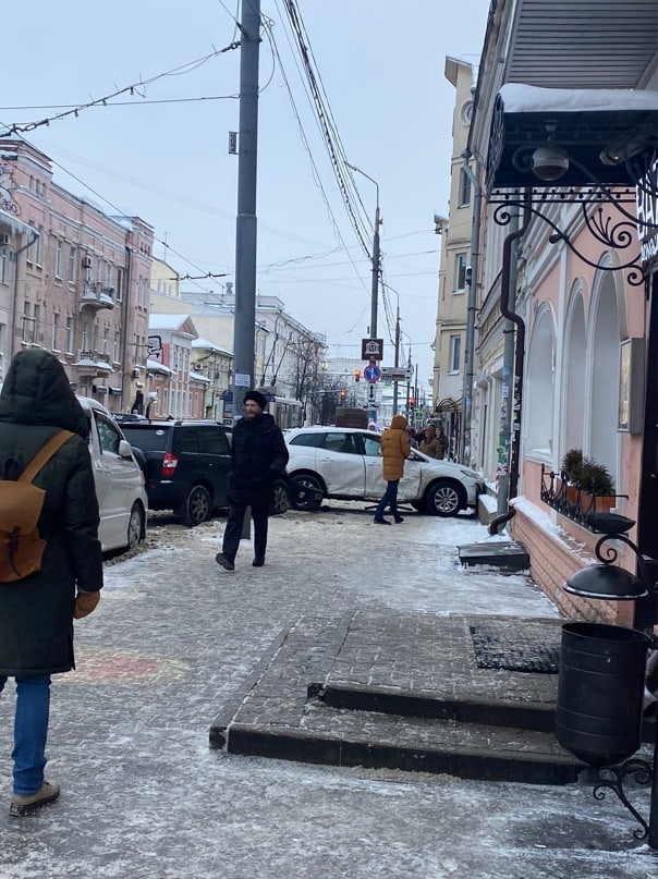 В центре Ярославля иномарка въехала в здание торгового центра