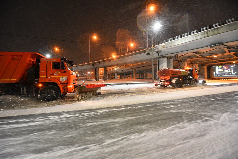 В среднем около 102 единиц техники на линии: в мэрии Ярославля рассказали об уборке снега в минувшие праздники