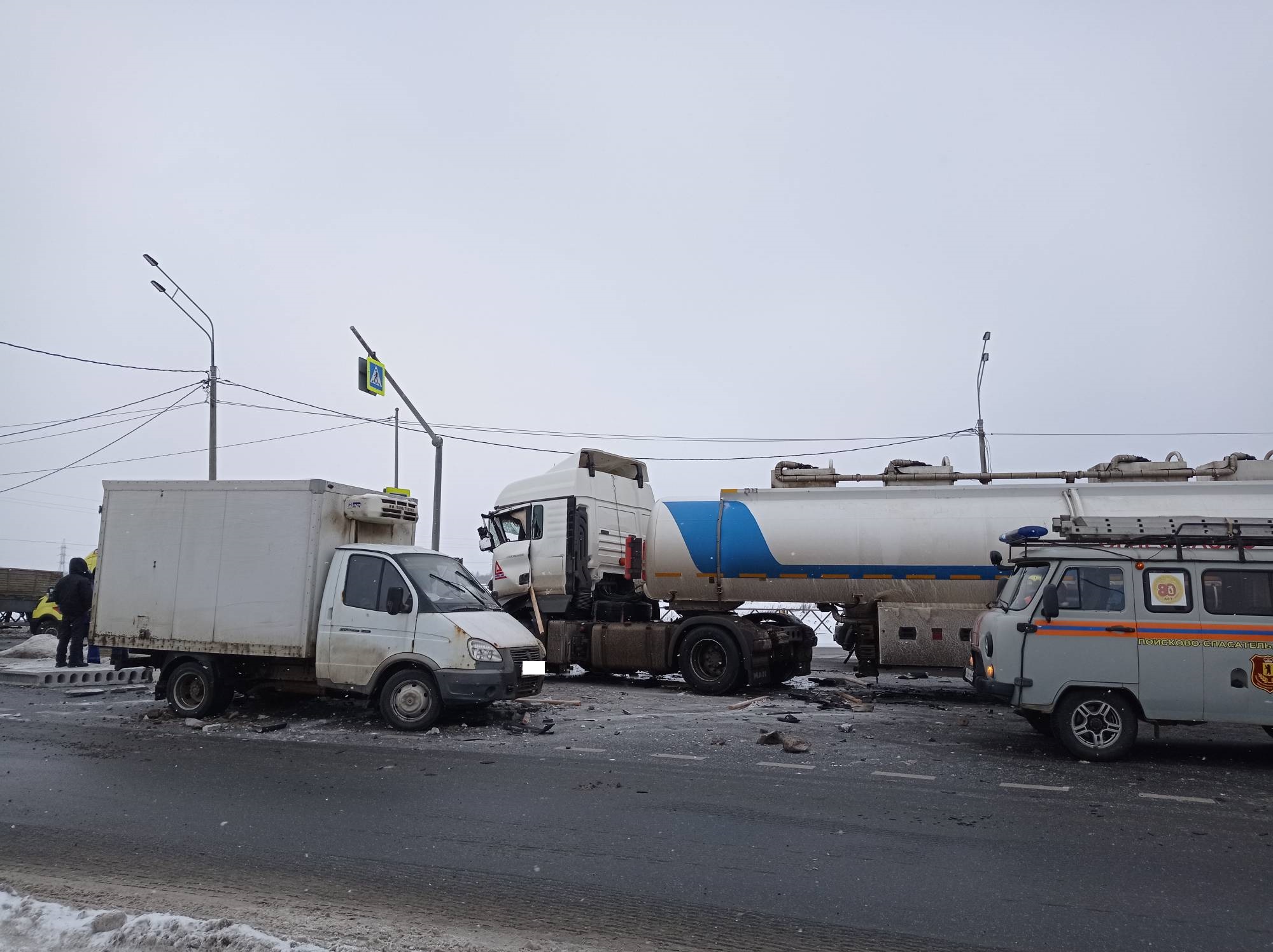 На окружной дороге Ярославля столкнулись фура и бензовоз: есть пострадавшие