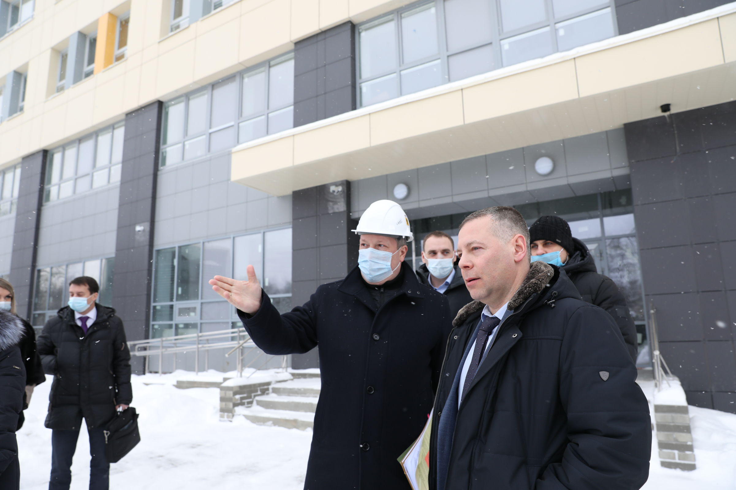 Михаил Евраев проконтролировал ход строительства онкобольницы и детской поликлиники