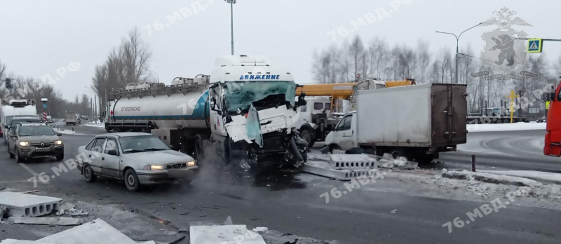 В сети появилось видео аварии с бензовозом и двумя грузовиками на окружной дороге Ярославля