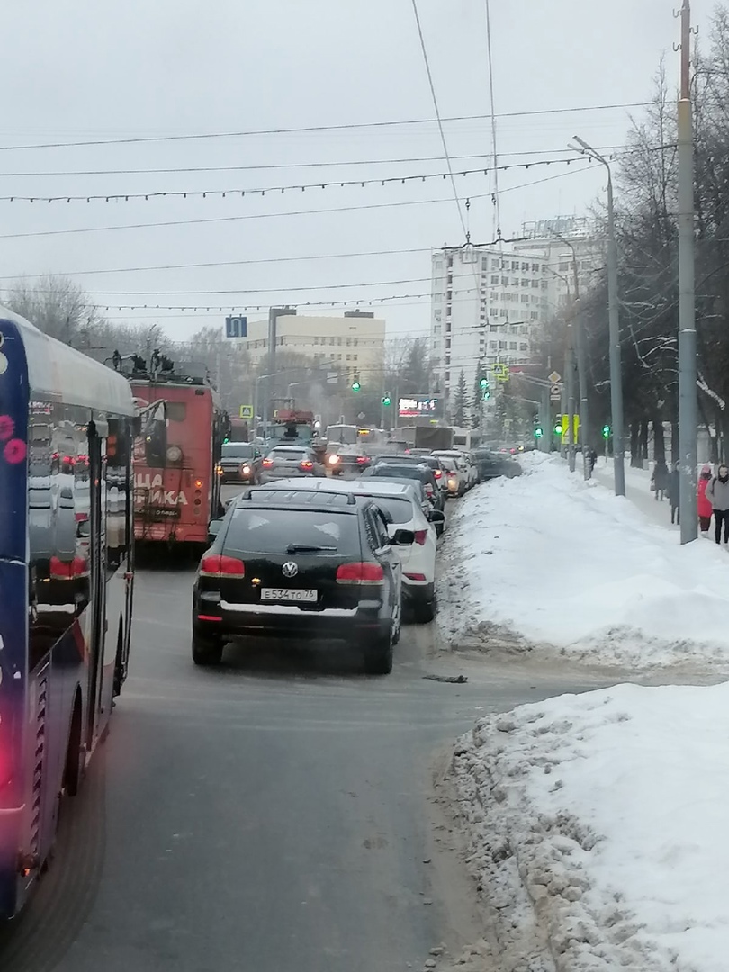 В Ярославле проспект Октября встал в пробку из-за происшествия с троллейбусом