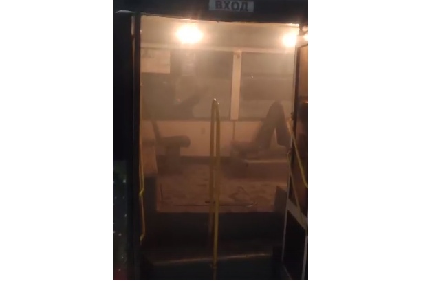 В Ярославле задымился набитый пассажирами автобус: видео появилось в сети