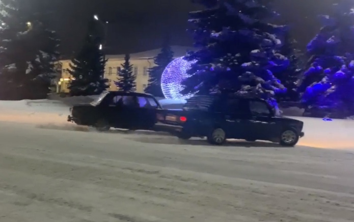 Ночной дрифт ВАЗов на площади Волкова в центре Ярославля попал на видео