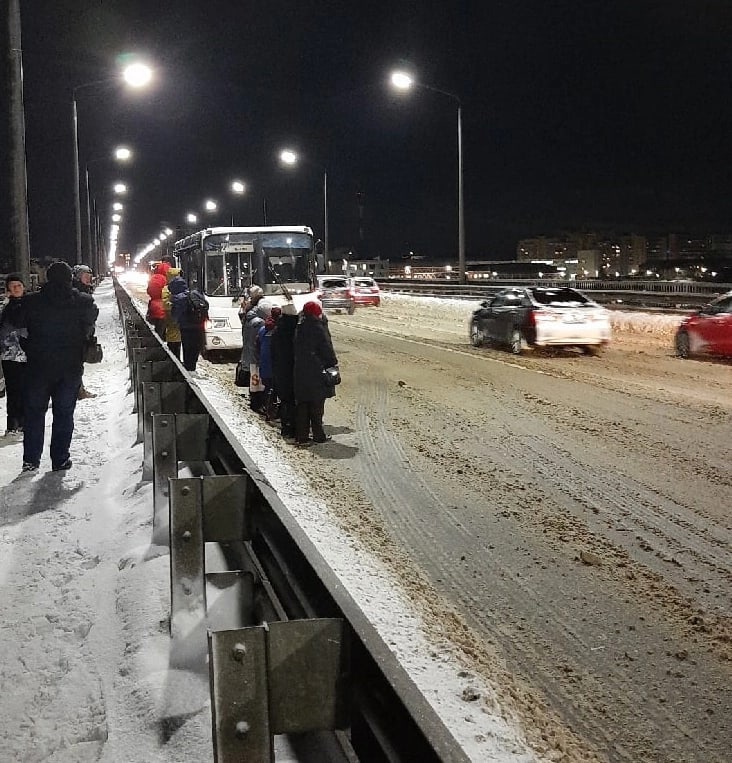 В Ярославле из-за поломки автобуса встало движение на Октябрьском мосту