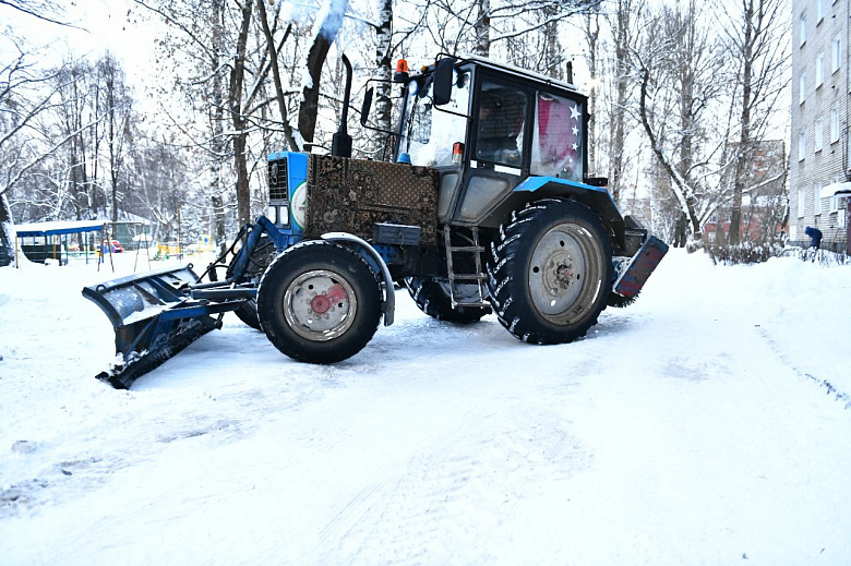 Мэр Ярославля поручил за два дня устранить последствия снегопадов в городских дворах