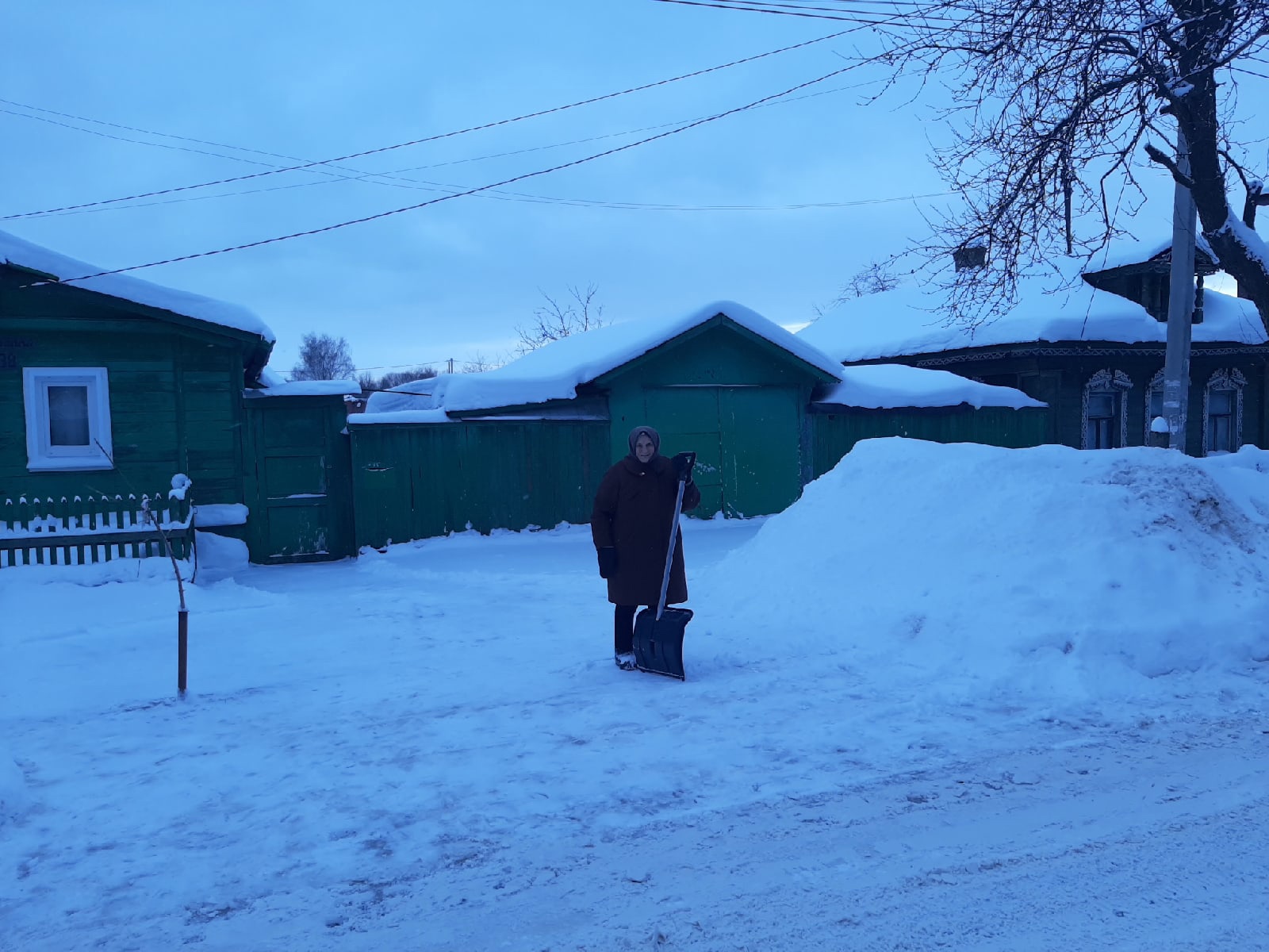 В Ярославле 90-летняя пенсионерка добровольно убирает снег в своем дворе и на ближайшей улице