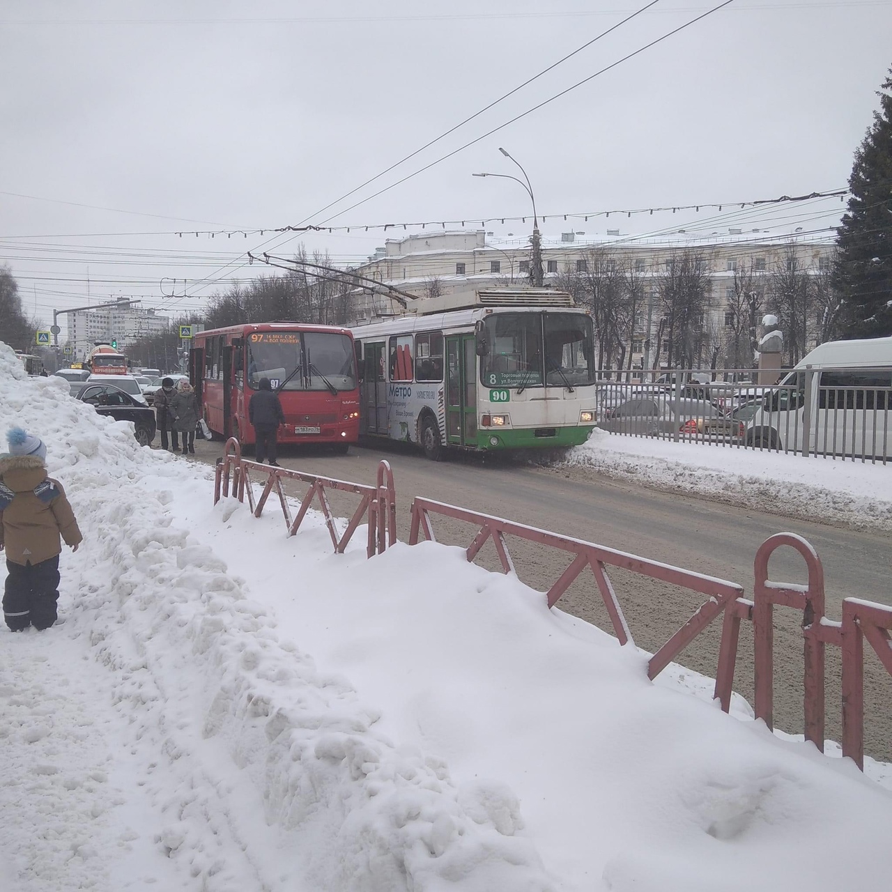 Проспект в Ярославле встал в пробку из-за ДТП с троллейбусом и маршруткой