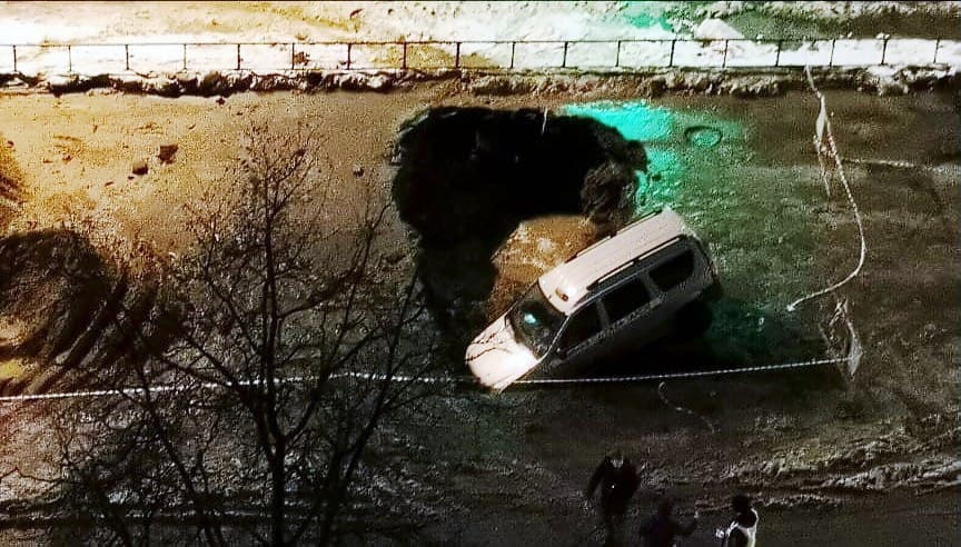 Такси провалилось в яму в центре Рыбинска: суд взыскал с водоканала компенсацию в пользу пострадавшей пассажирки