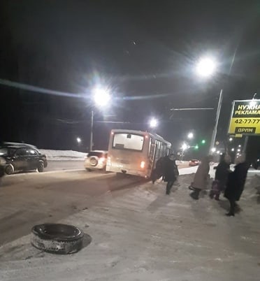 В Ярославле у автобуса с пассажирами на ходу оторвалось колесо