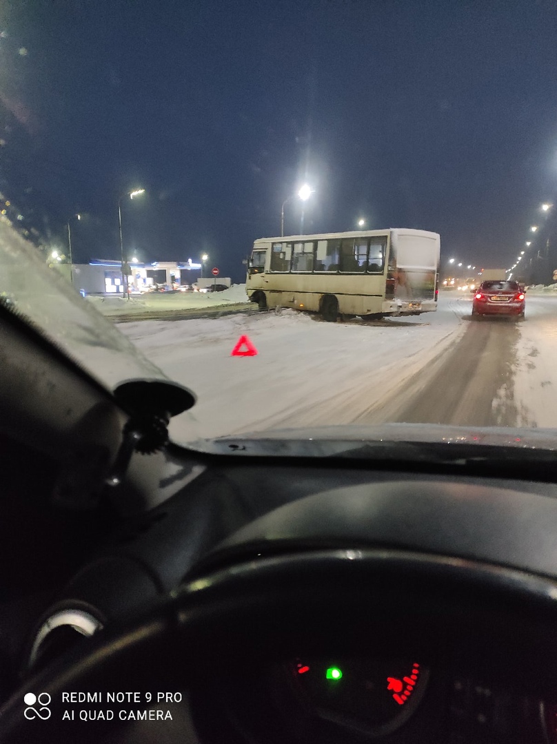 На окружной дороге Ярославля второй за сутки автобус повис на отбойнике