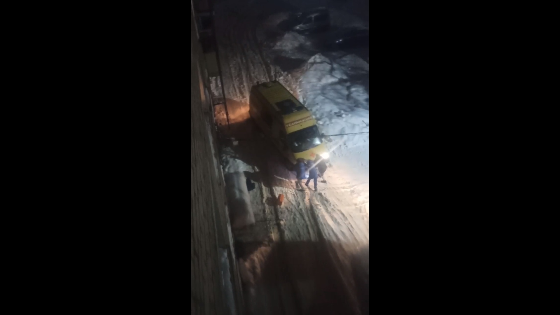 В Ярославле во дворе на Нефтестрое скорая увязла в снегу: видео