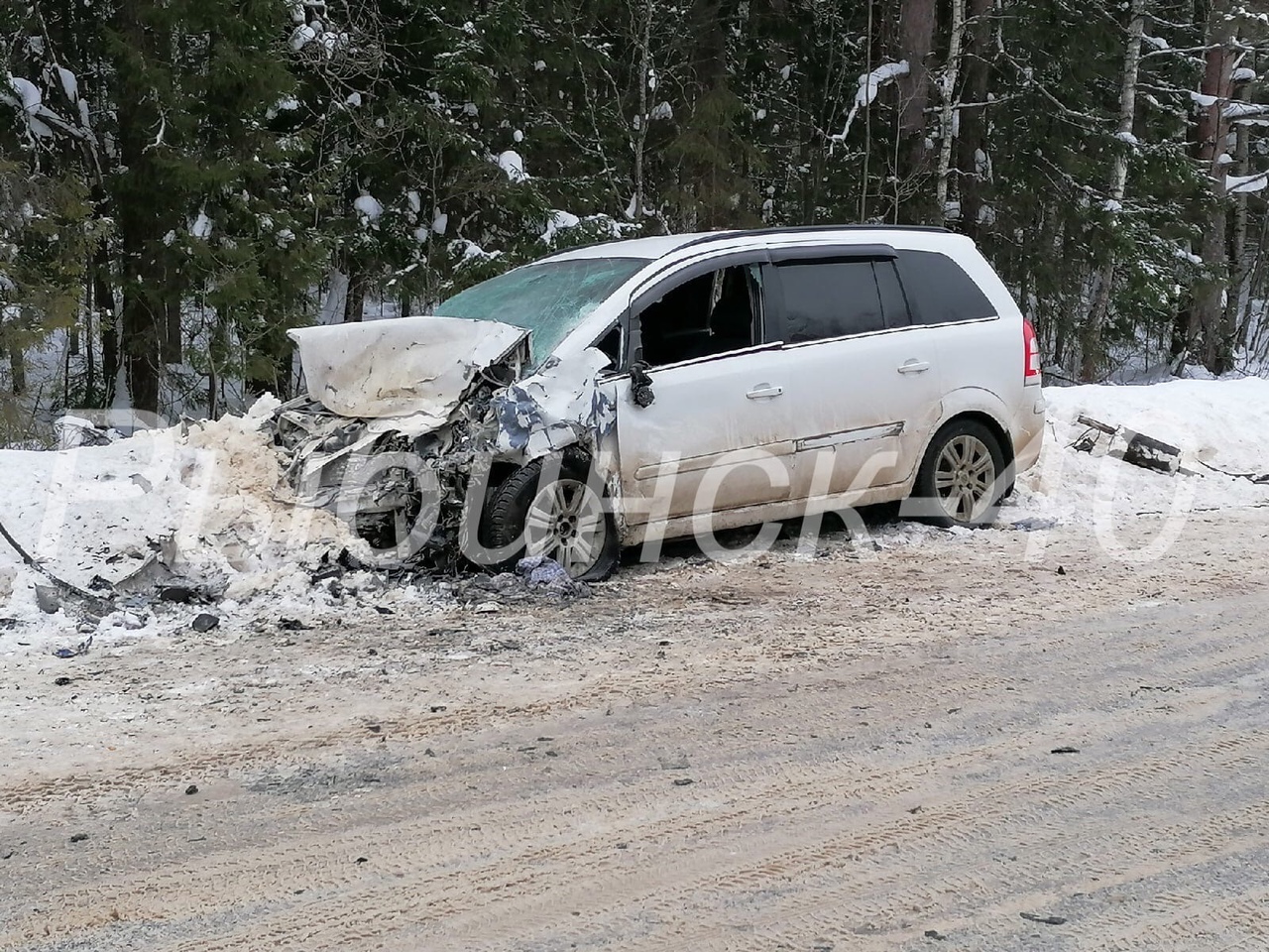 В крупной аварии на трассе в Ярославской области погиб водитель легковушки