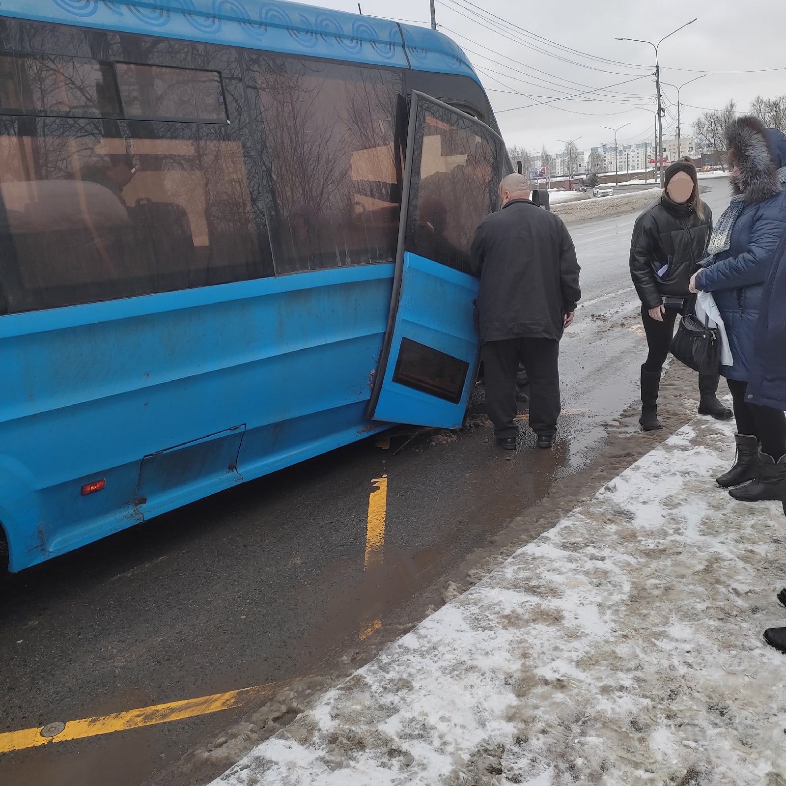 В Ярославле на проспекте Фрунзе у автобуса на ходу оторвало дверь