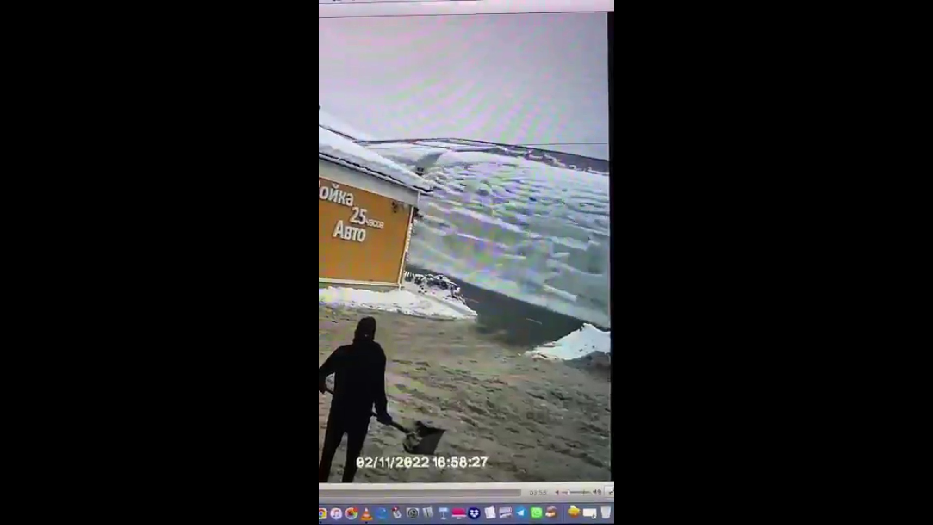 В Ярославской области начали доследственную проверку по факту падения снега с крыши на женщину с ребенком