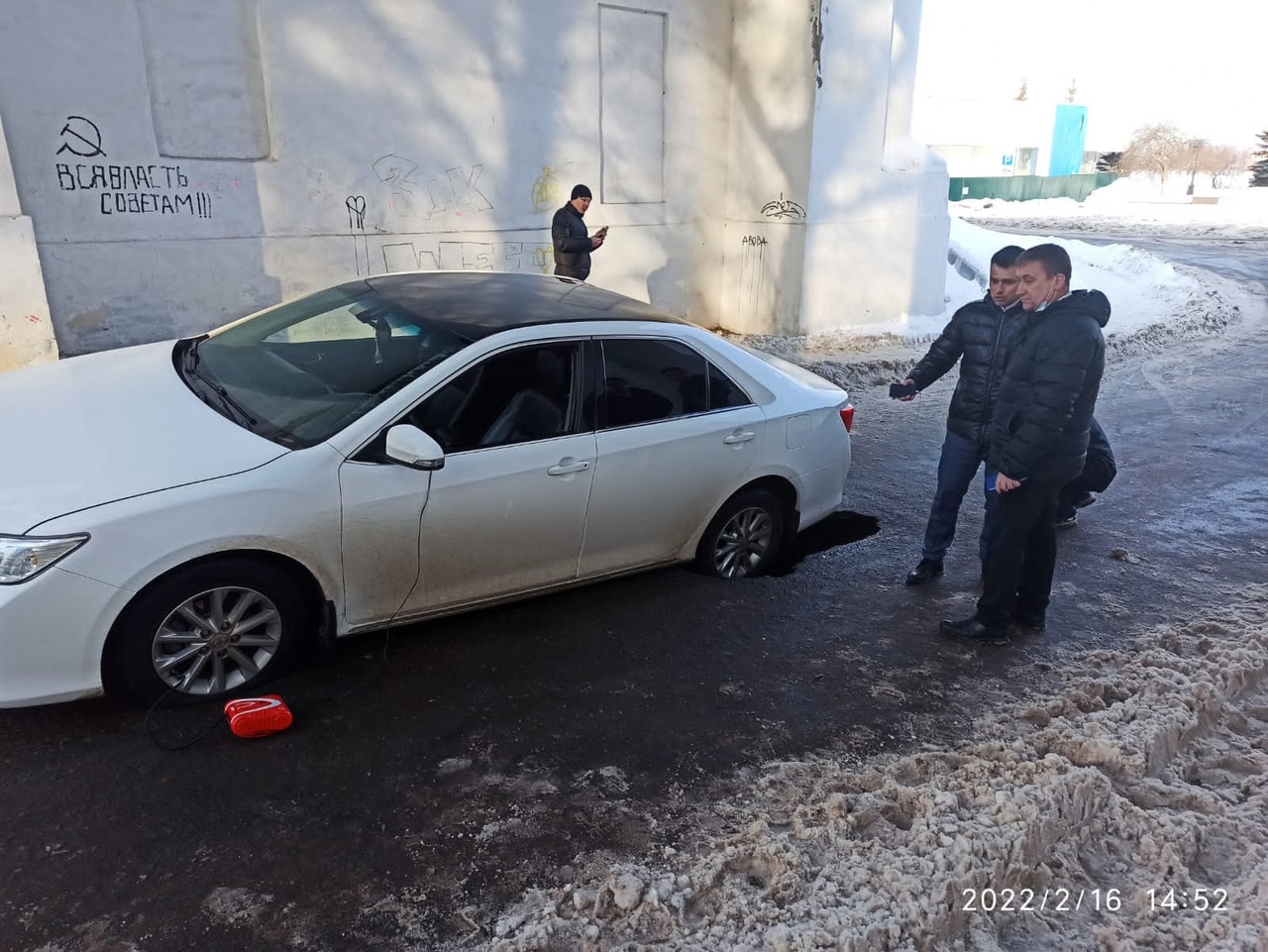 В центре Ярославля легковушка провалилась в яму