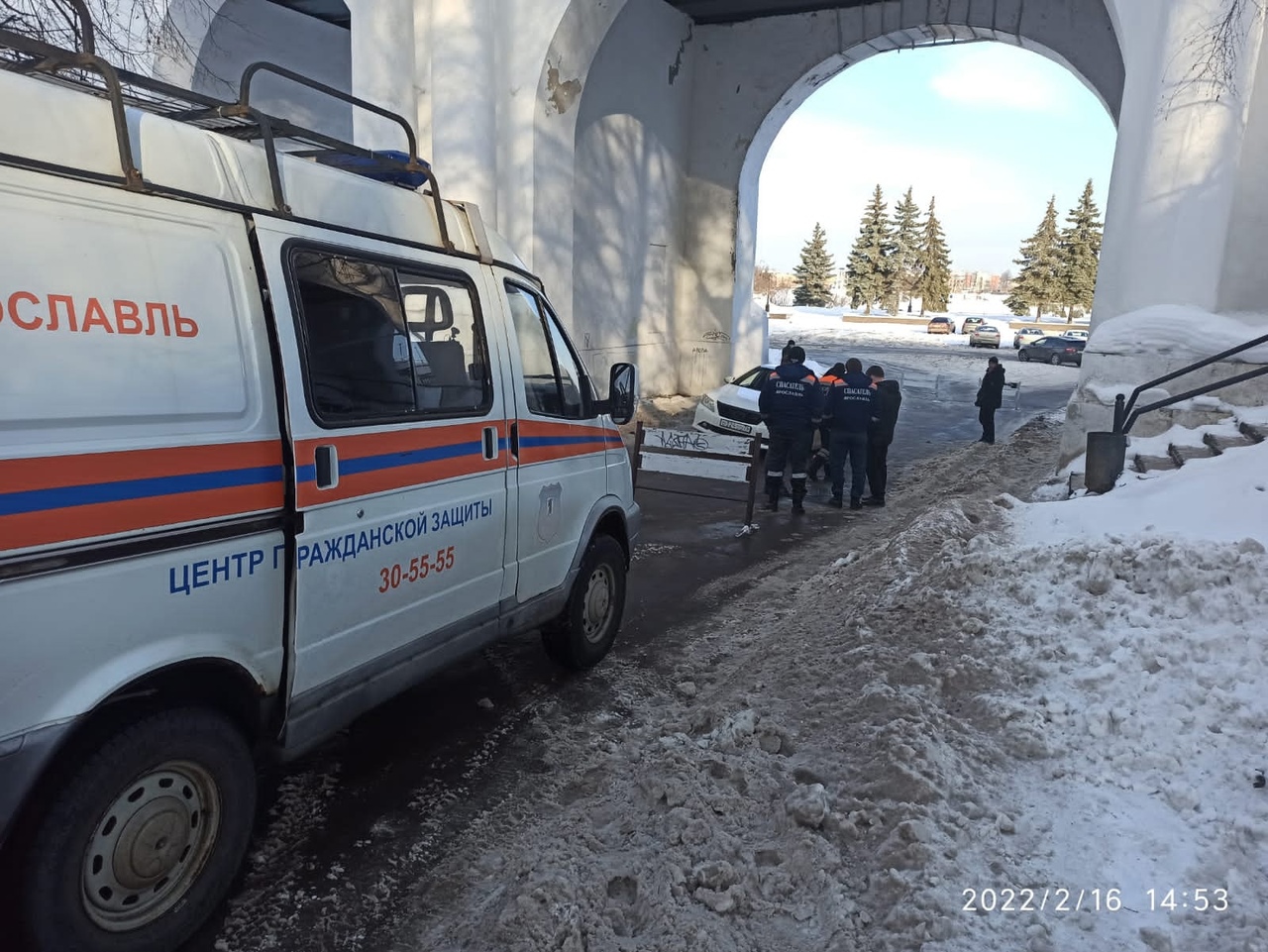 В центре Ярославля легковушка провалилась в яму