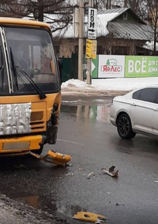 В Ярославле автобус с пассажирами столкнулся с трактором