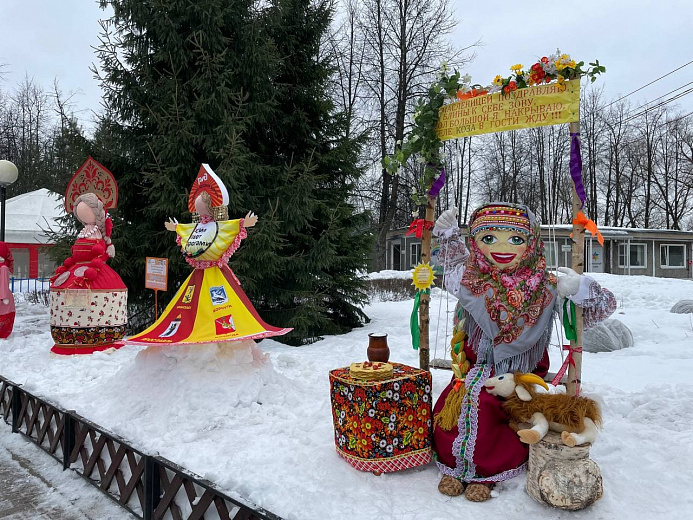 В Ярославле на Даманском острове выставили кукол-участниц конкурса «Краса Масленица – 2022»
