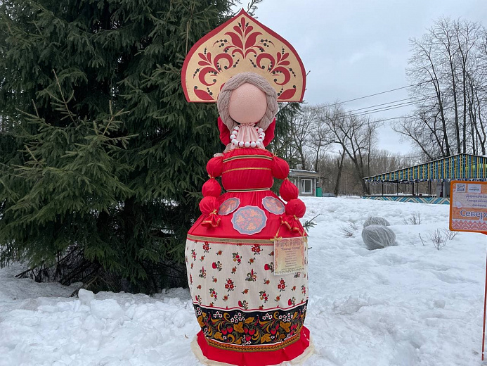 В Ярославле на Даманском острове выставили кукол-участниц конкурса «Краса Масленица – 2022»