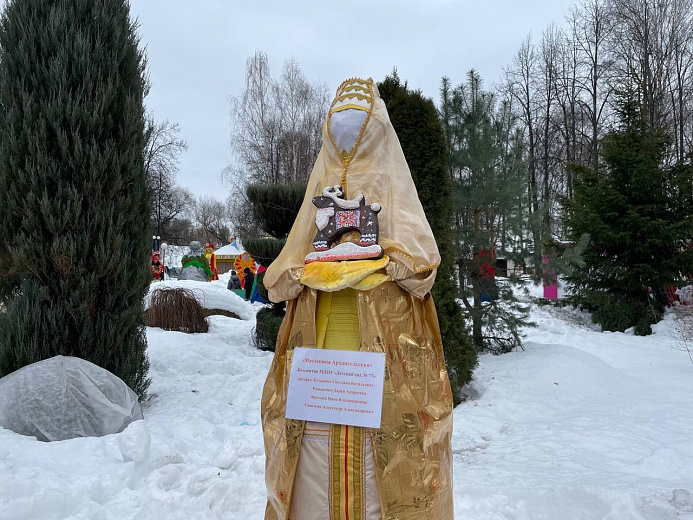 В Ярославле на Даманском острове выставили кукол-участниц конкурса «Краса Масленица – 2022»