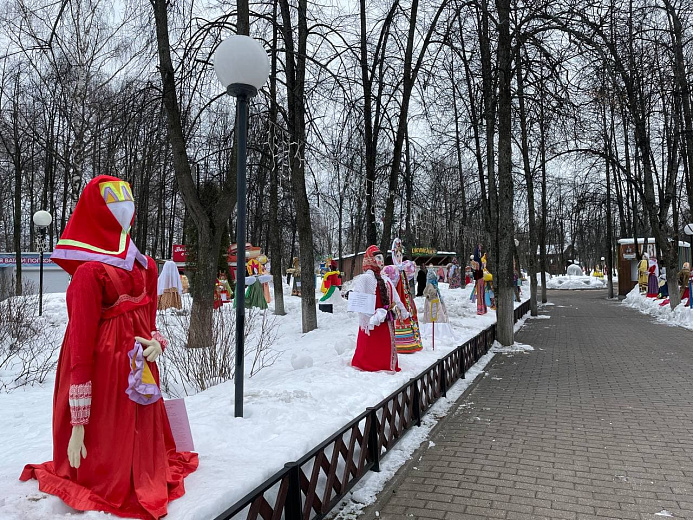 В Ярославле на Даманском острове выставили кукол-участниц конкурса «Краса Масленица – 2022»