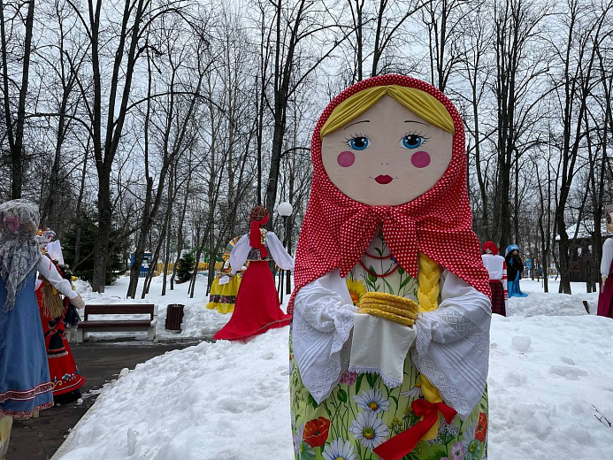 В Ярославле на Даманском острове выставили кукол-участниц конкурса «Краса Масленица – 2022»