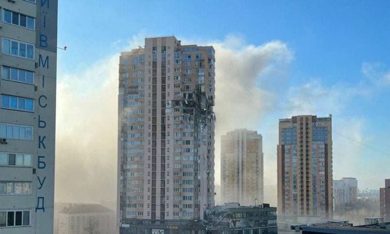 Эксперт прокомментировал видео попадания ракеты в высотку в Киеве