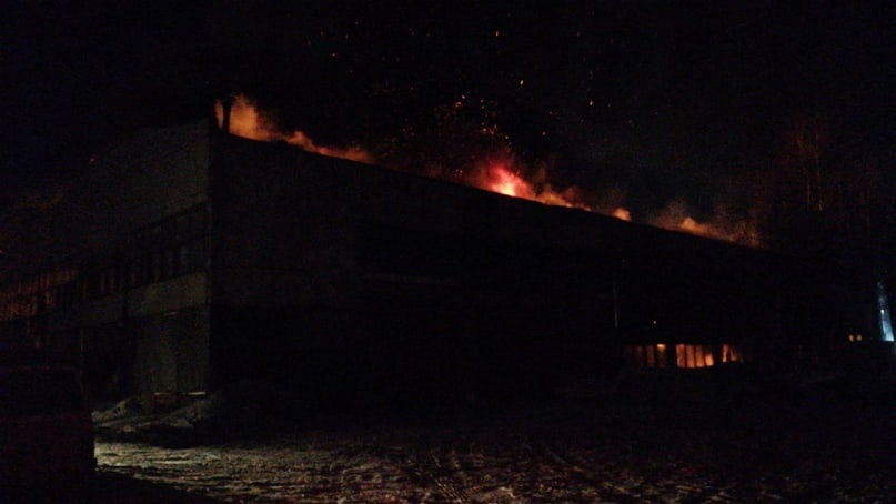 В сети появились кадры крупного пожара на складе в Ярославле