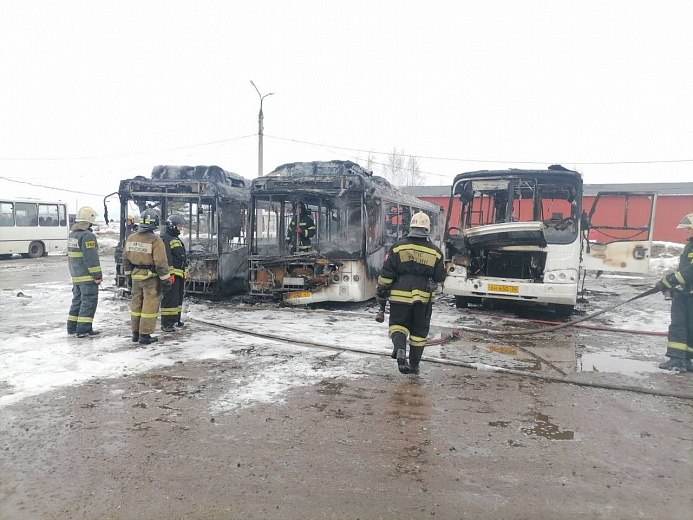 На ярославском ПАТП-1 сгорели три автобуса перевозчика из Санкт-Петербурга: мэрия начала проверку