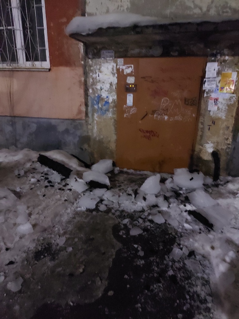 С крыши жилого дома на Пятерке в Ярославле упала глыба льда, оборвав провода