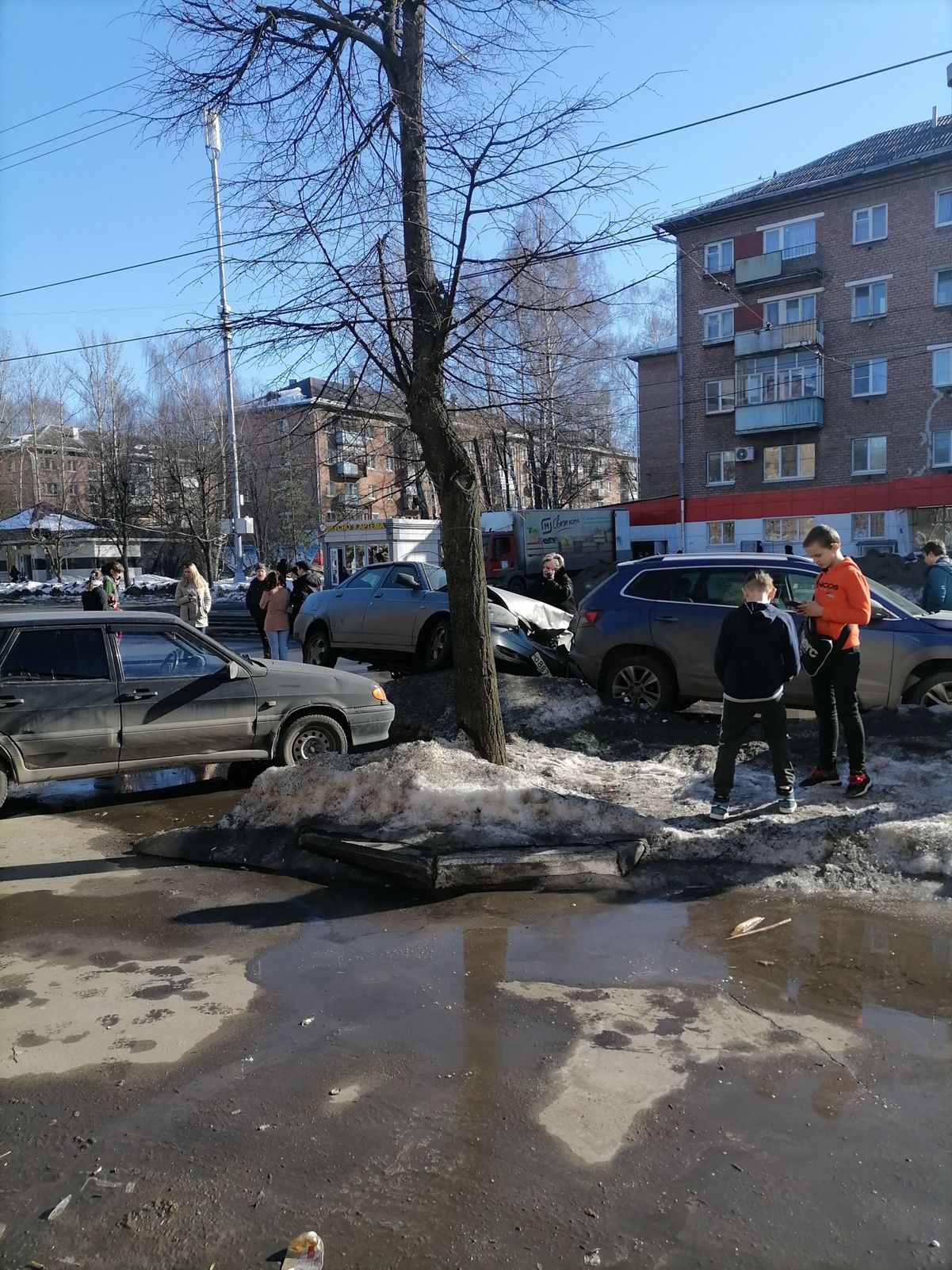 В Ярославле женщина на «Ладе» сбила девочку и врезалась в припаркованные авто