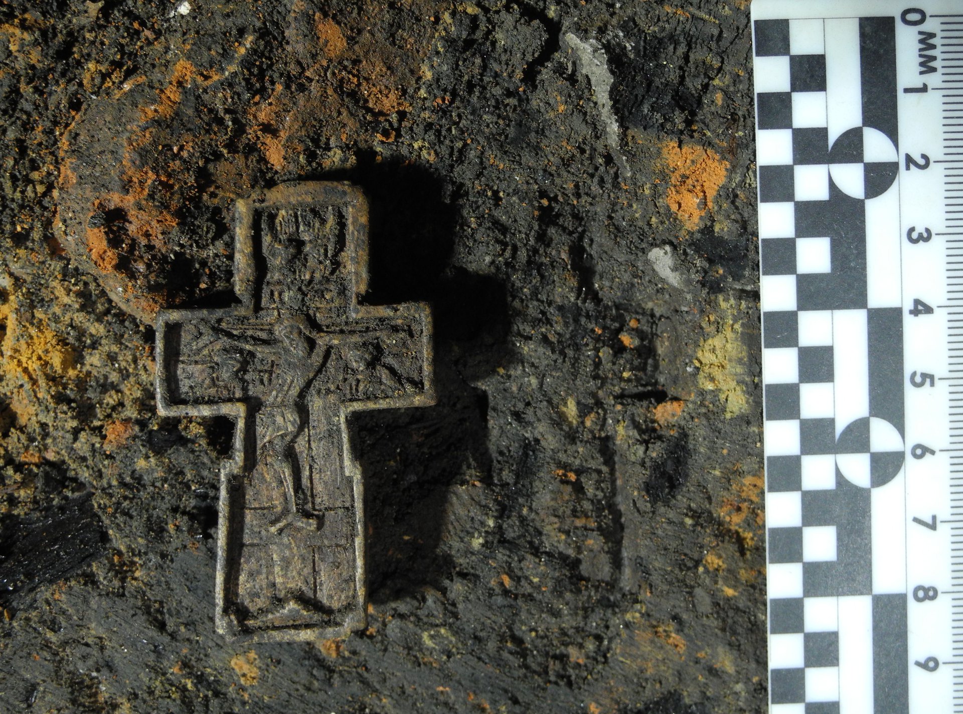Ростовские археологи нашли редкий костяной крест с изображением Богородицы и Иоанна Богослова