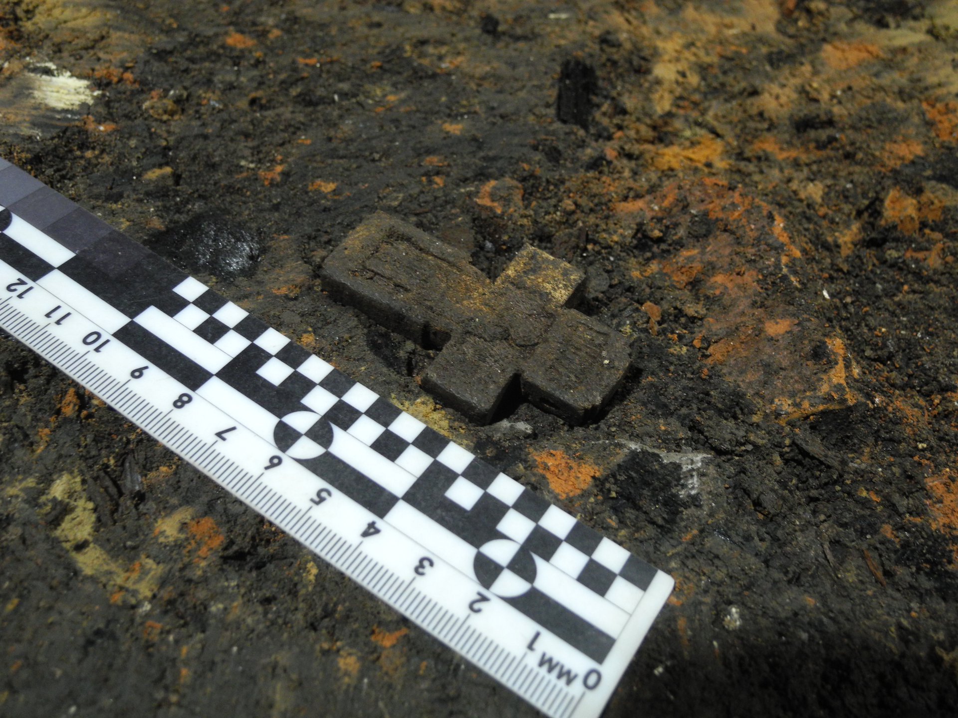 Ростовские археологи нашли редкий костяной крест с изображением Богородицы и Иоанна Богослова