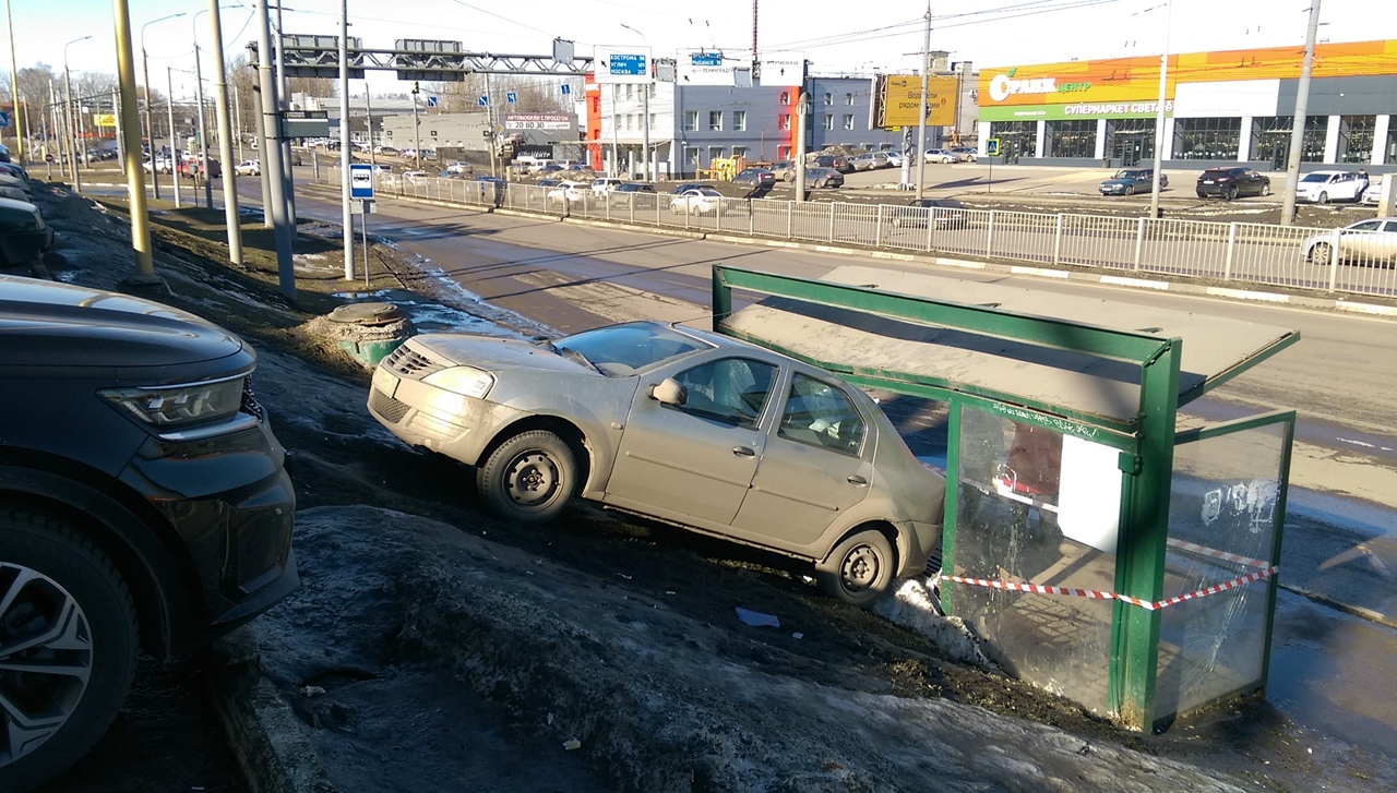 У ТЦ в Ярославле автомобиль задом съехал с парковки в остановку с людьми |  22.03.2022 | Ярославль - БезФормата