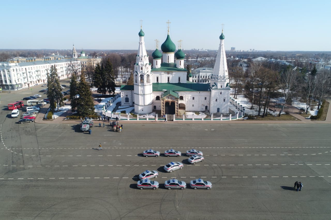 На главной площади Ярославля автомобили Росгвардии выстроились в форме буквы  Z- Яррег - новости Ярославской области