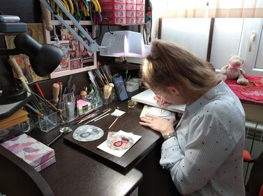 Жительница Рыбинска по соцконтракту открыла мастерскую художника-ювелира