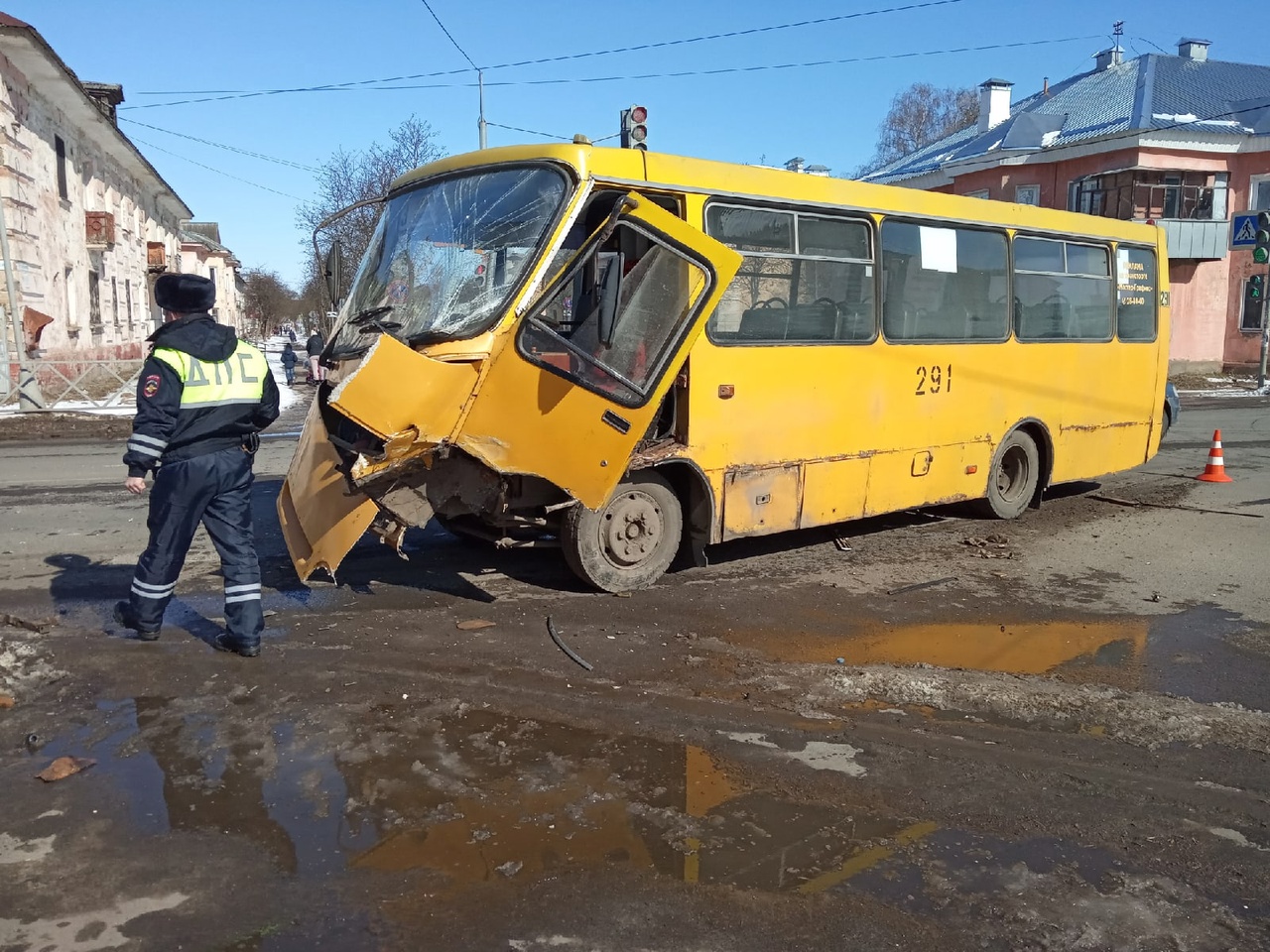 Удирал от наряда ГИБДД: в Рыбинске пьяный водитель «Мерседеса» протаранил автобус с пассажирами