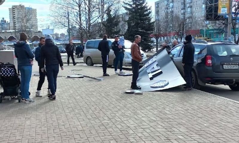 В Ярославле на двух женщин и автомобиль рухнула рекламная конструкция